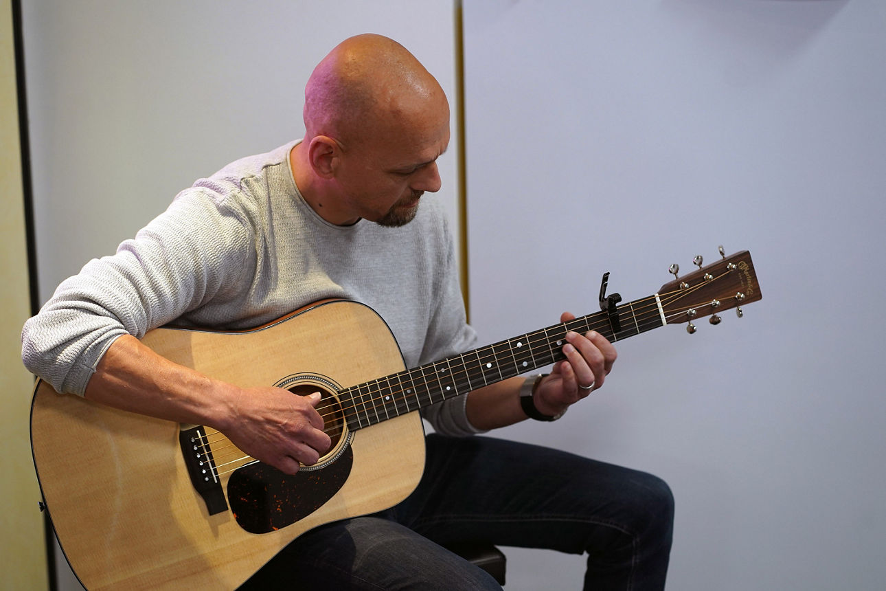 Ein Solo-Künstler sorgte für die musikalische Untermalung der Vernissage