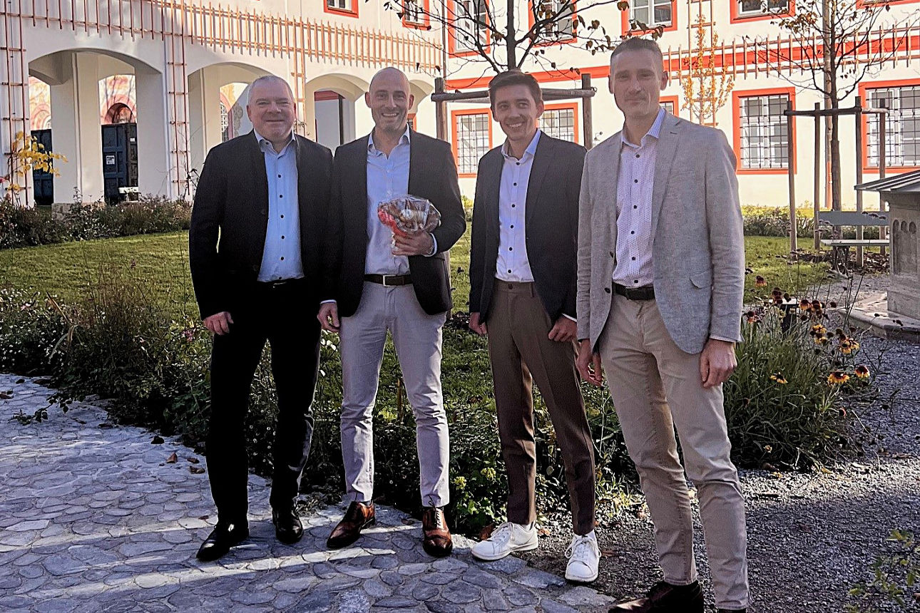 v.l. Vorstandsvorsitzender Christian Glasauer, Jubilar Florian Hintermann und die Vorstände Florian Fent und Max Volkmann