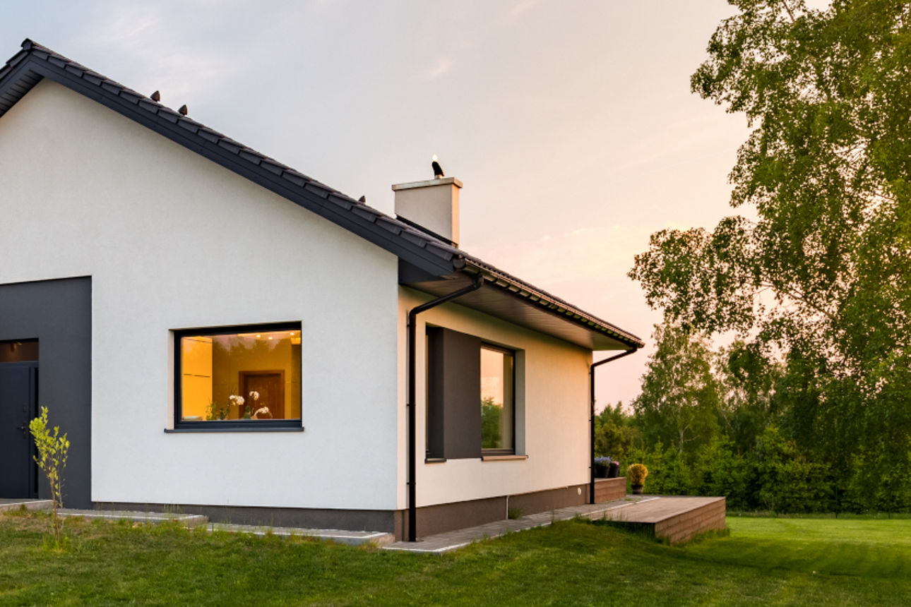 Ein modernes Haus mit Garten und Garage