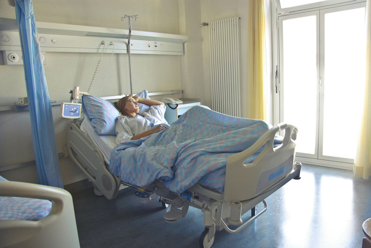 Eine junge Frau liegt im Krankenhaus