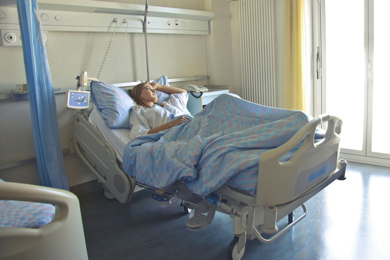Eine junge Frau liegt im Krankenhaus