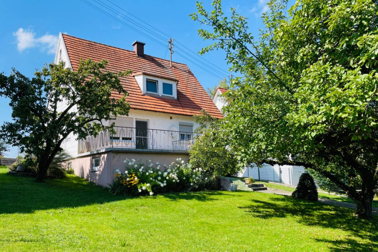 Außenansicht eines Einfamiliennhauses mit großem Garten