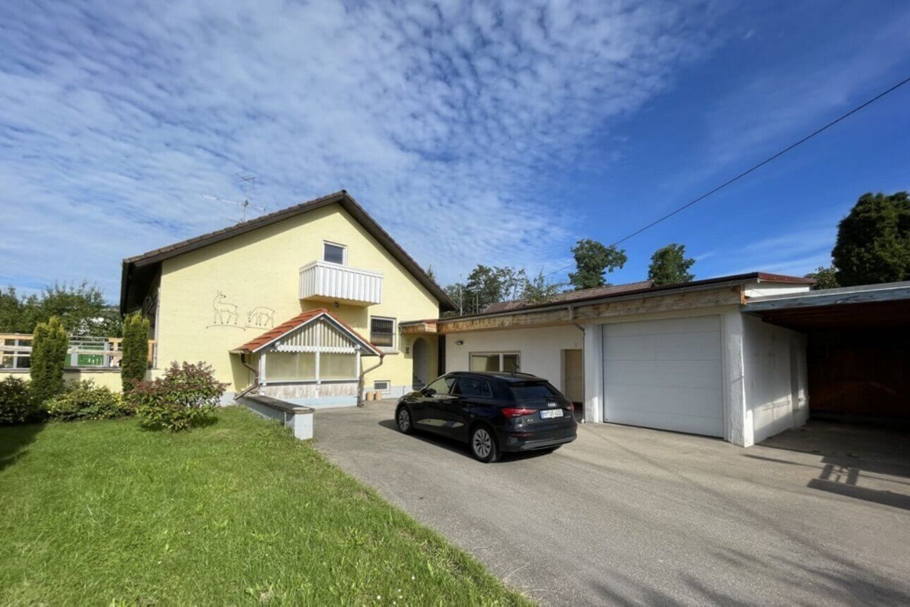 Außenansicht eines Einfamilienhauses mit Garage