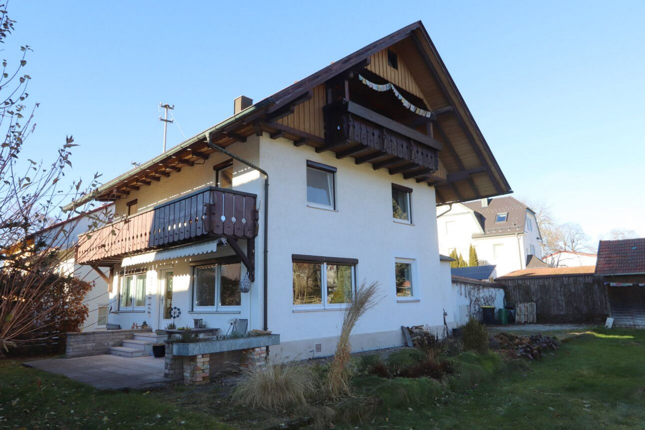 Außenansicht eines Einfamilienhauses im Bauernhausstil