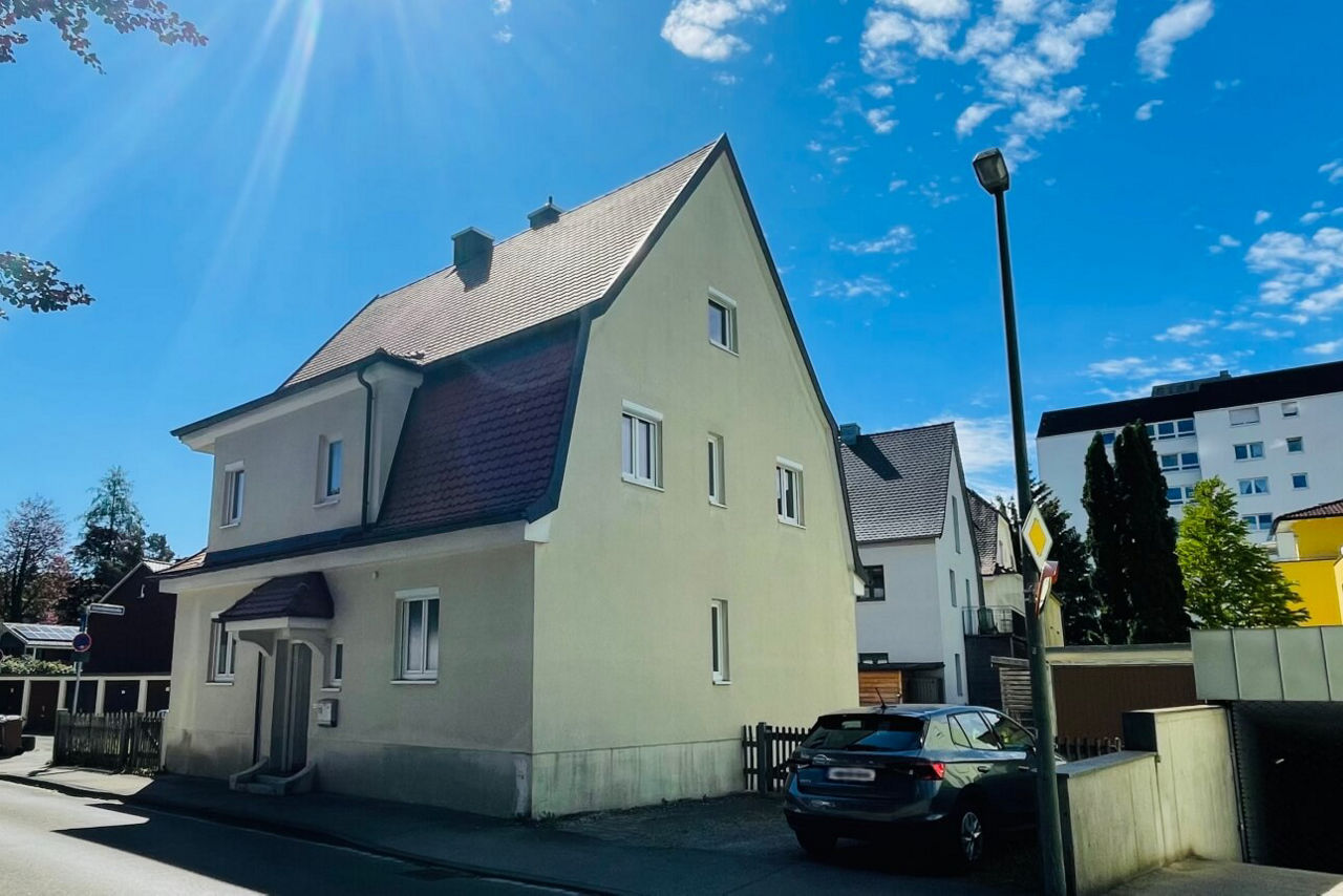 Außenansicht eines Einfamilienhauses in einem Wohngebiet