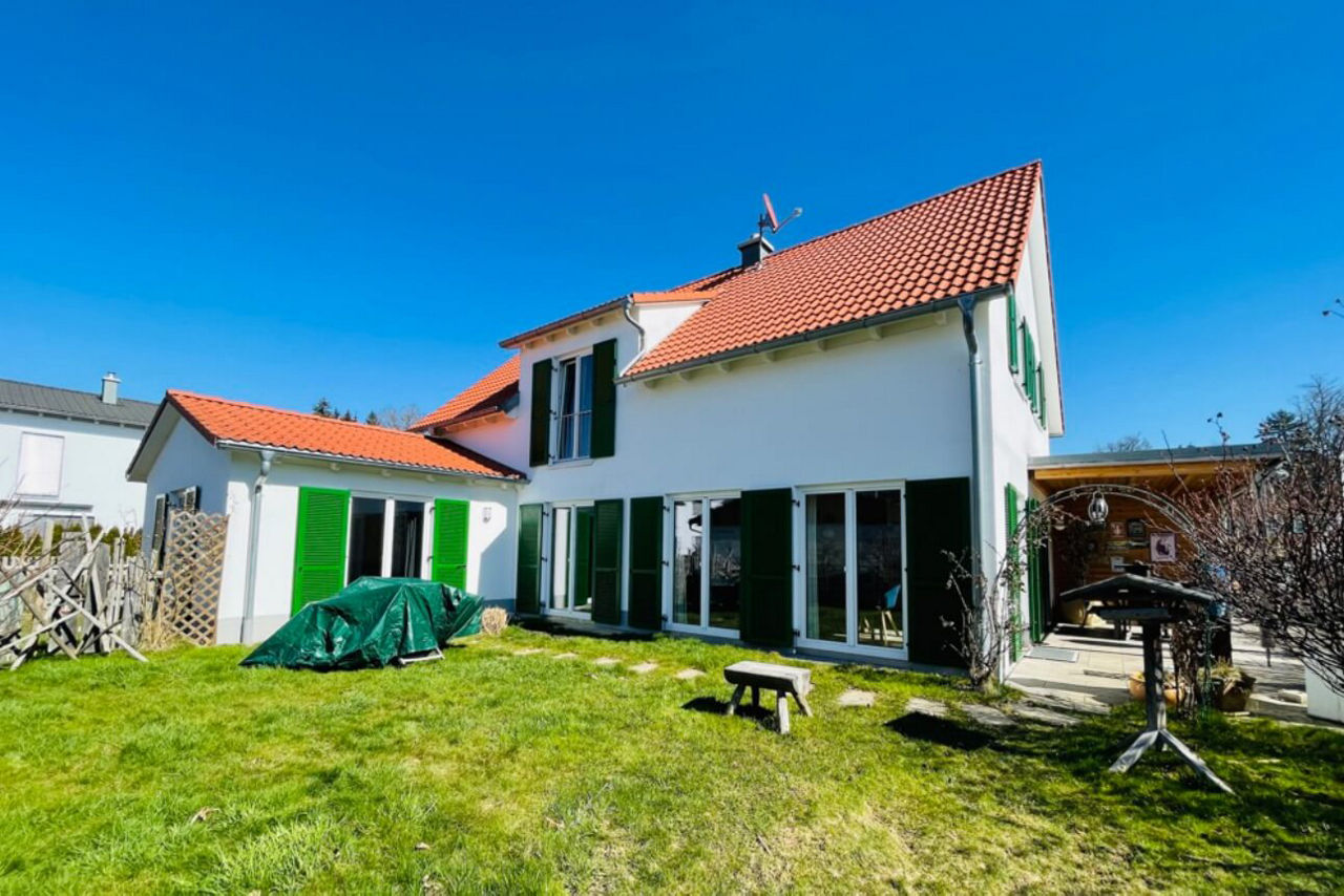 Außenansicht eines Einfamiliennhauses mit Garten 