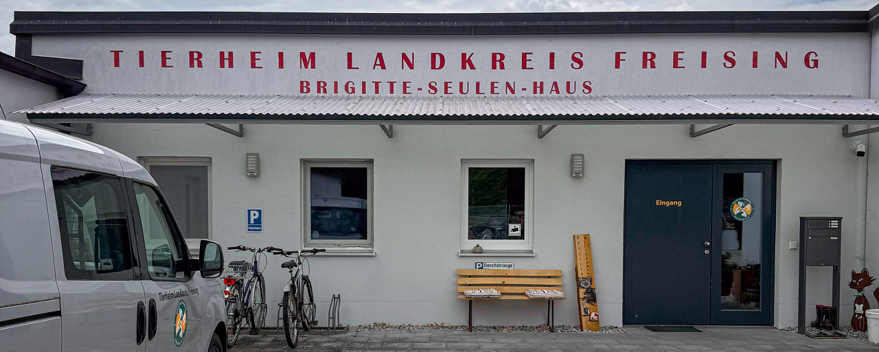 Eingang zum Hauptgebäude des Freisinger Tierheims