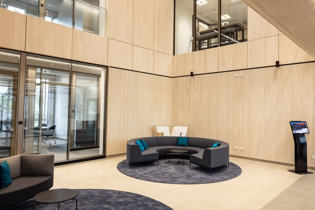 Eingangsbereich VR-Bank Campus mit Couch