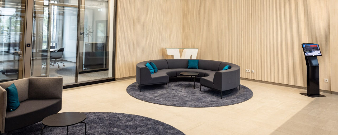Eingangsbereich VR-Bank Campus mit Couch