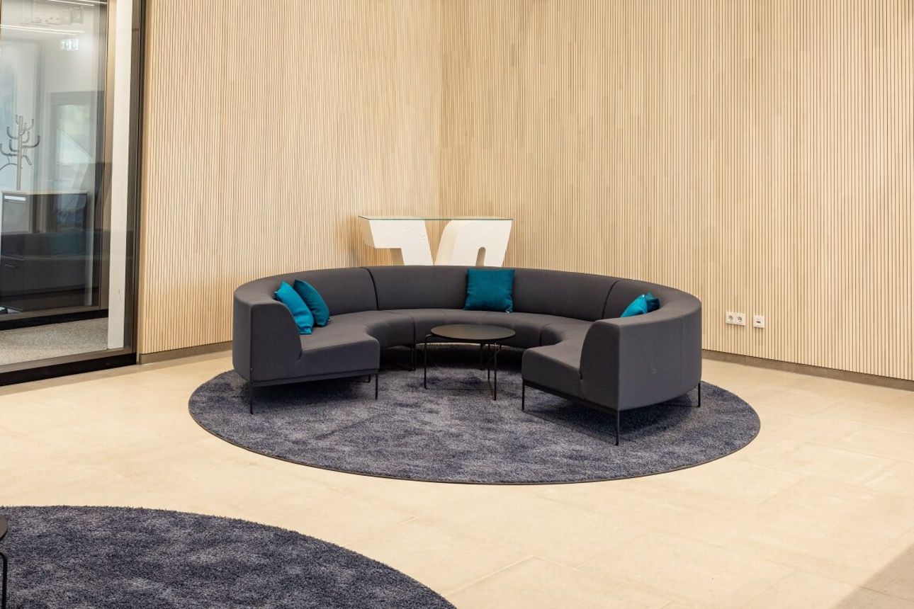 Eingangsbereich VR-Bank Campus mit Couch