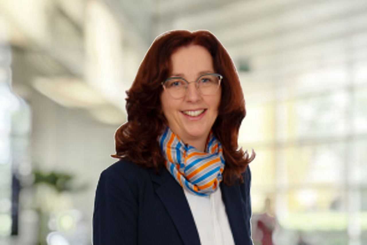 Mitarbeiterin in hellem Büroraum