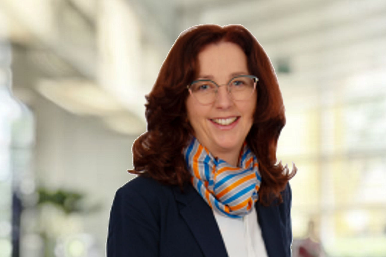 Mitarbeiterin in hellem Büroraum