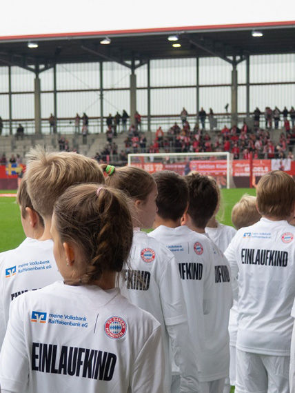 Einlaufkinder im Stadion der FC Bayern Frauen