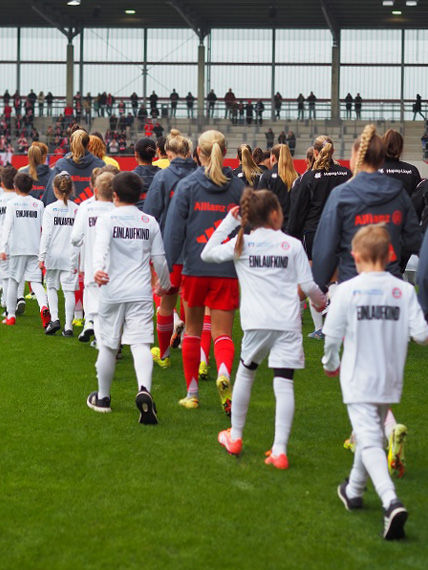 Einlaufkinder mit den Spielerinnen der FC Bayern Frauen