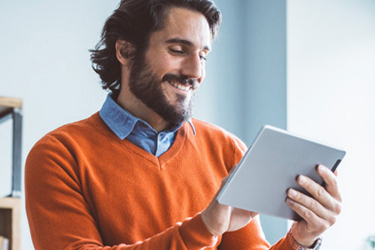 Eine Person, die ein Tablet bedient 
