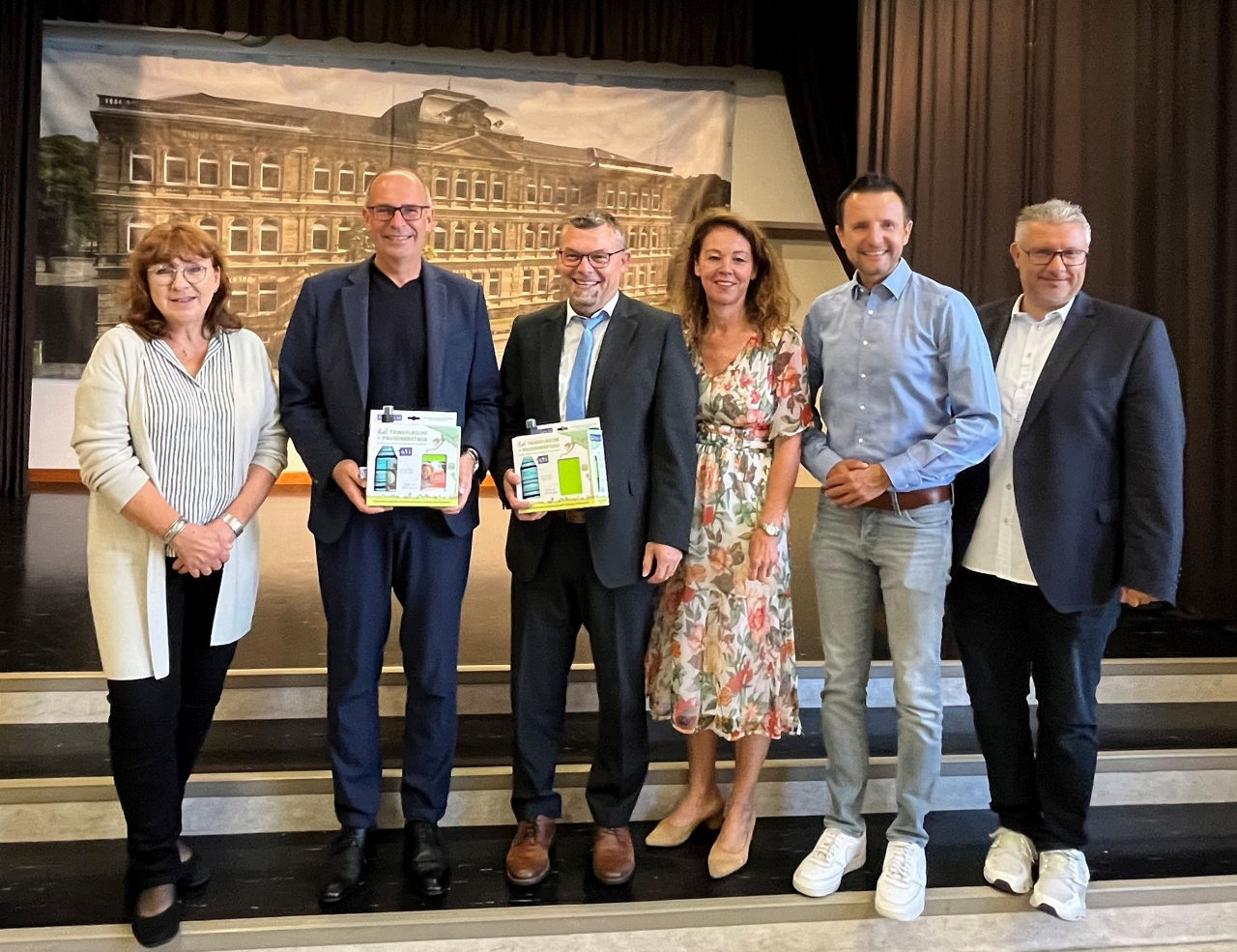 Emil-Sets werden an die Schule in Lichtenfels übergeben