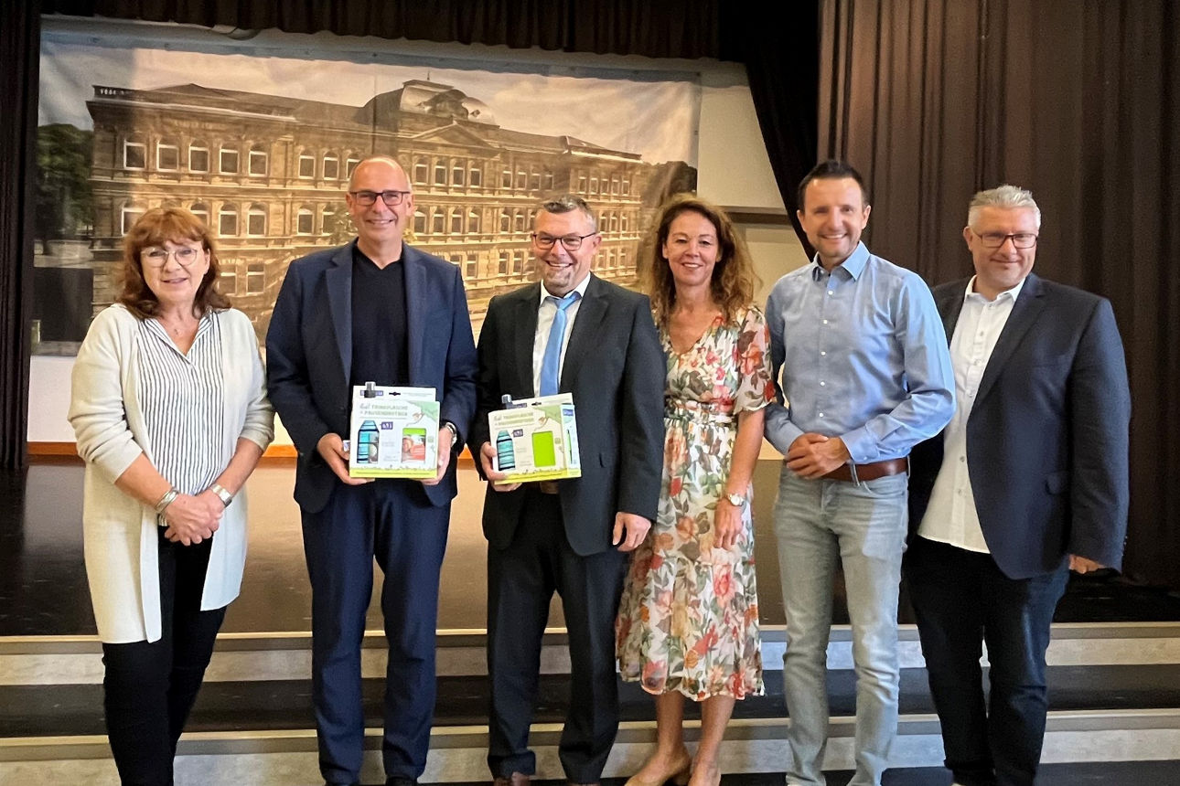 Übergabe der Emil-Sets an die Schulen