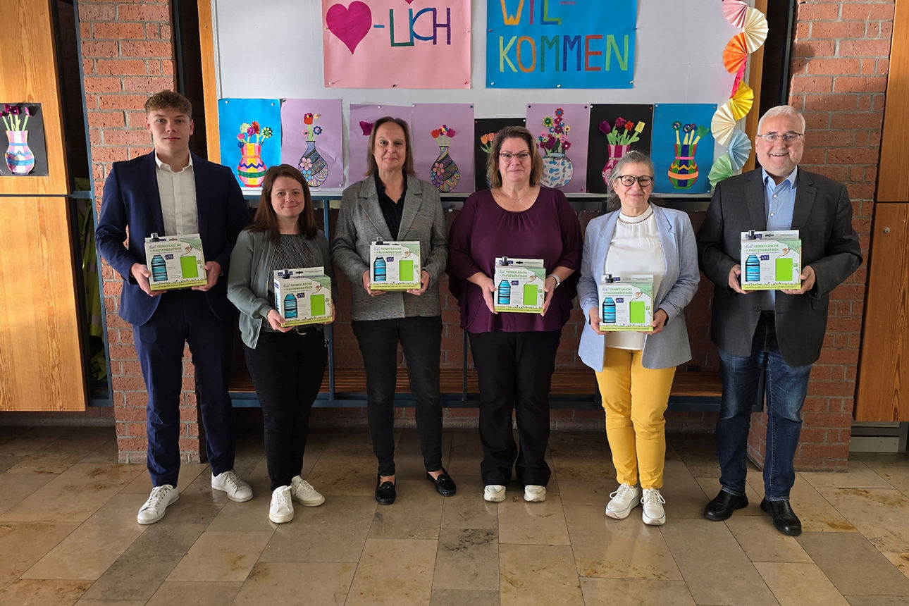 Übergabe der Emil-Sets an die Schule