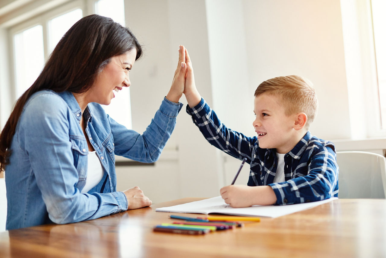 Mutter und Sohn geben sich High-Five