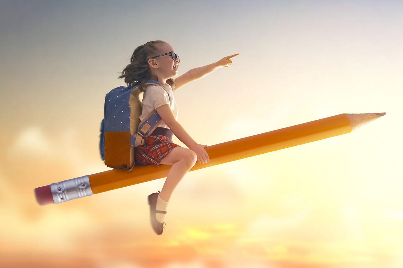 Kind mit Rucksack fliegt auf einem Bleistift durch den Himmel, symbolische Darstellung von Lernen und Fantasie.