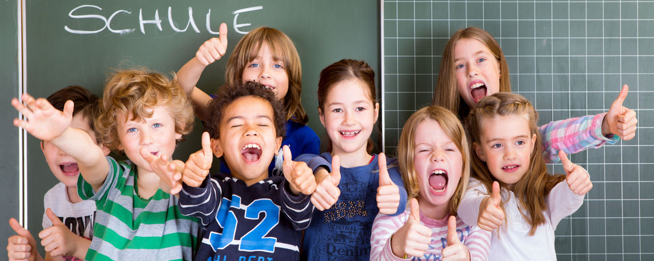 Schüler halten Daumen hoch