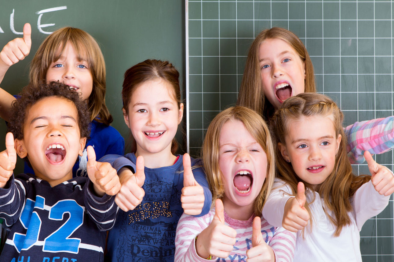 Schüler halten Daumen hoch