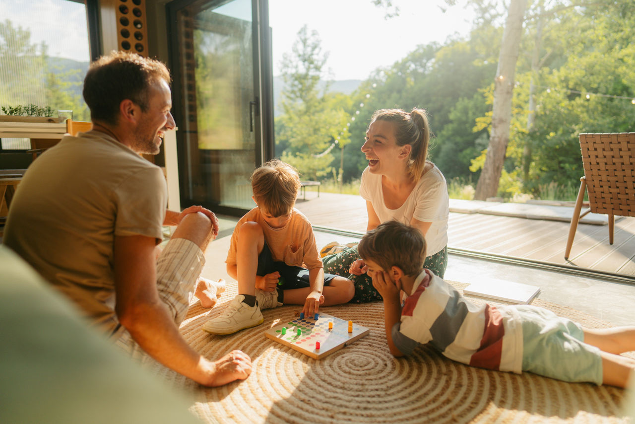 Eine glückliche Familie spielt zusammen