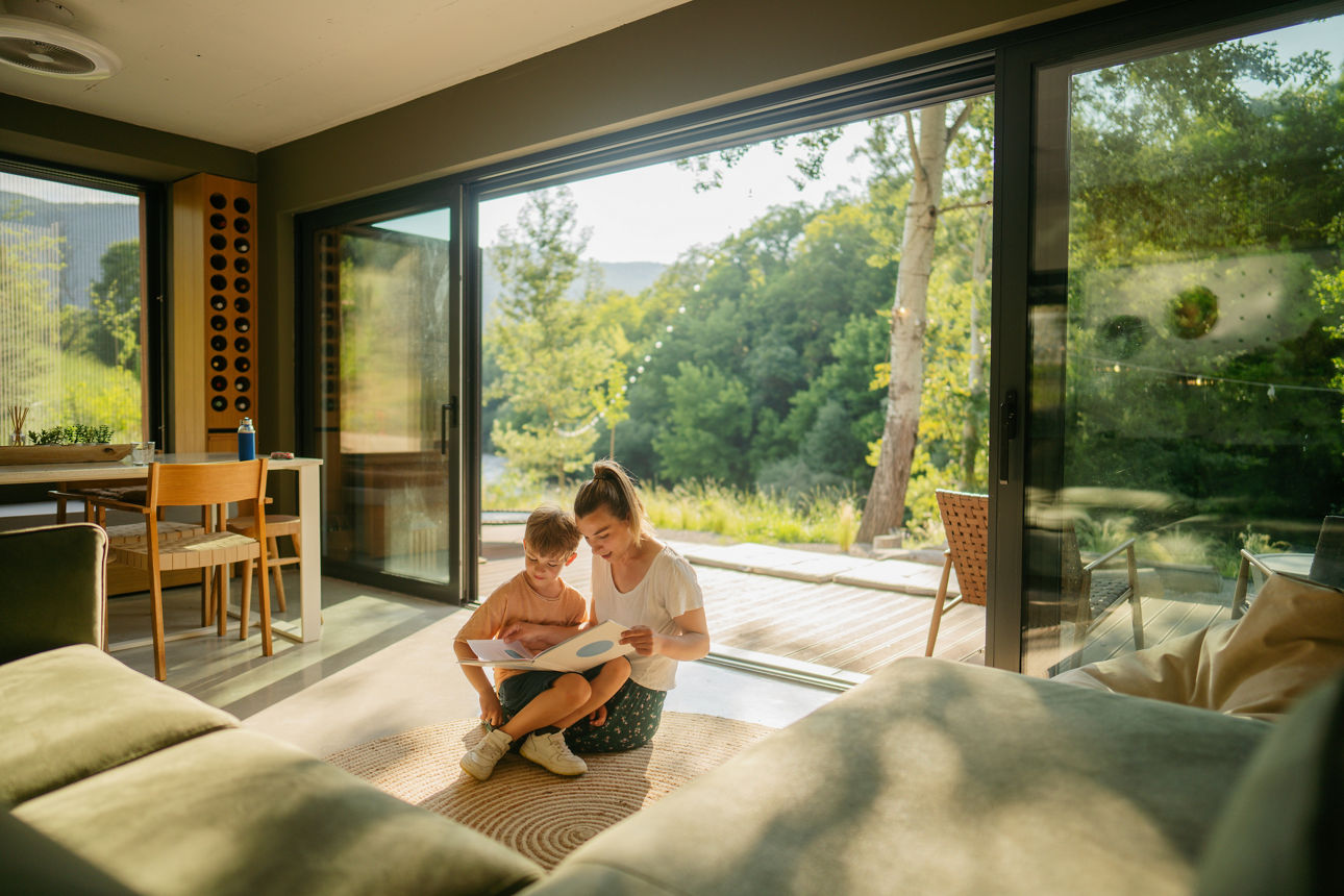 Mutter und Kind lesen gemeinsam in einem Buch