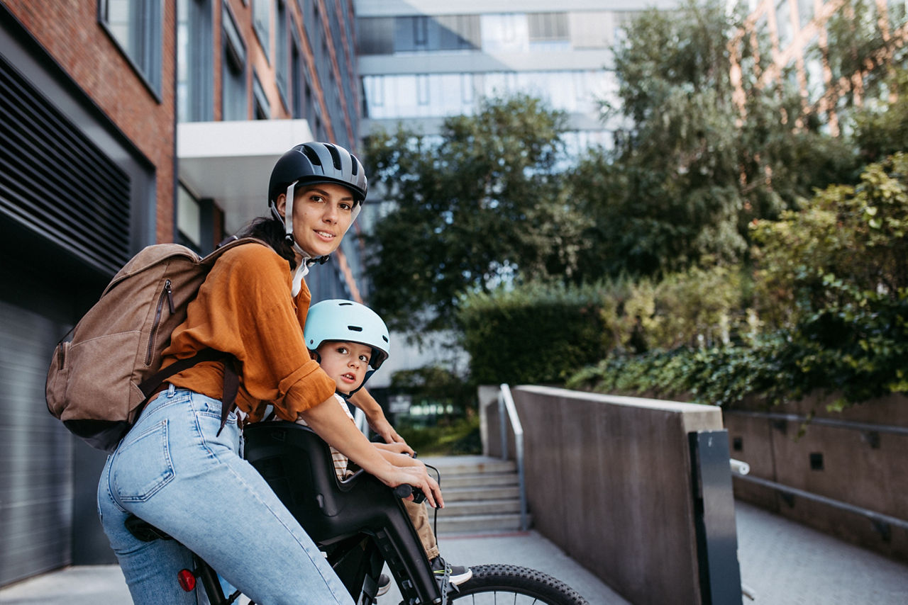 Mutter und Sohn auf dem Fahrrad