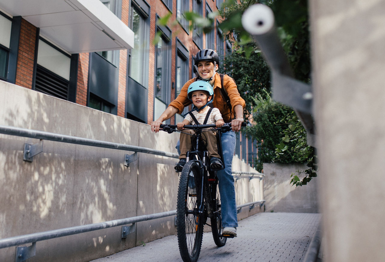 Mutter und Sohn auf dem Fahrrad