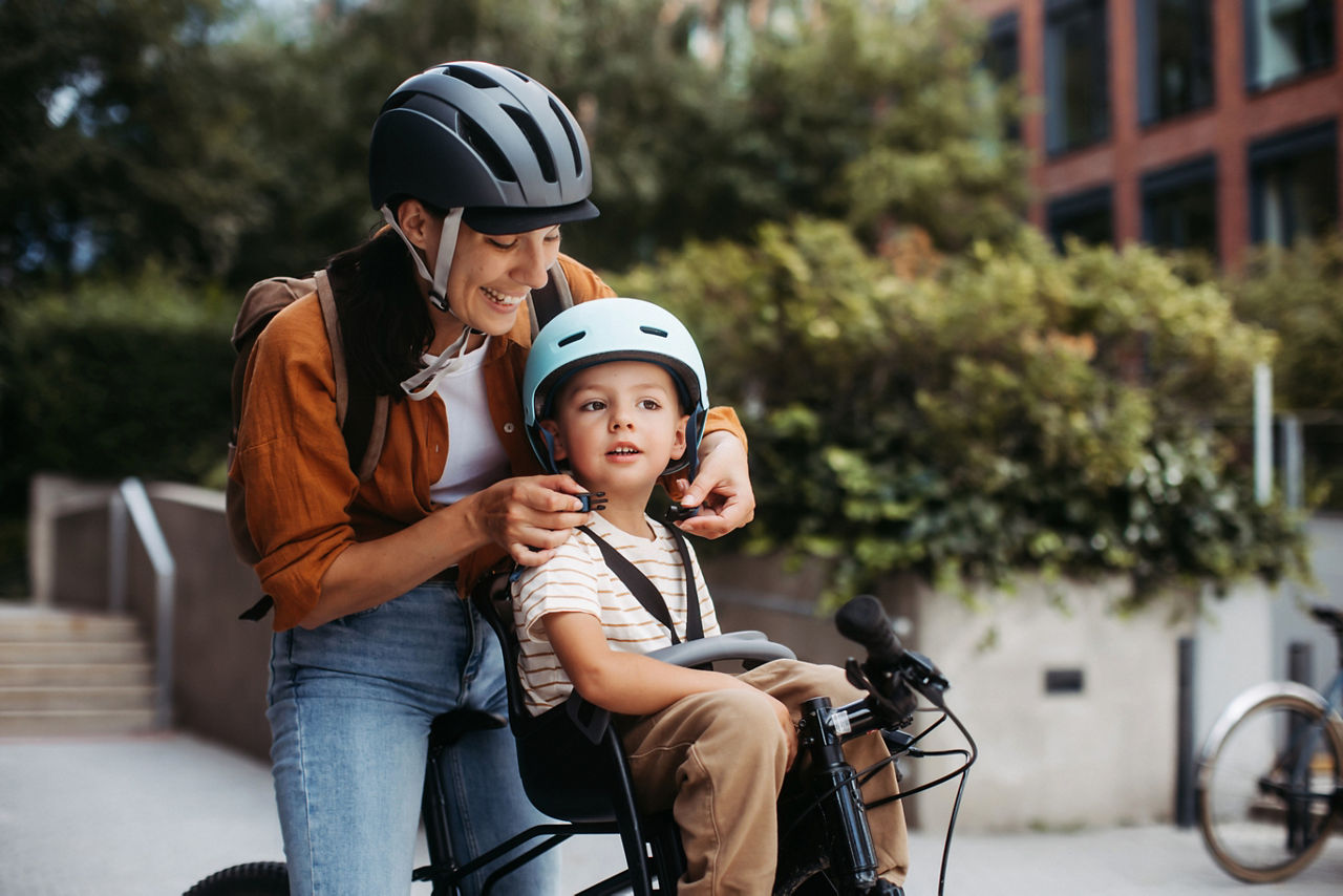 Mutter und Sohn auf dem Fahrrad