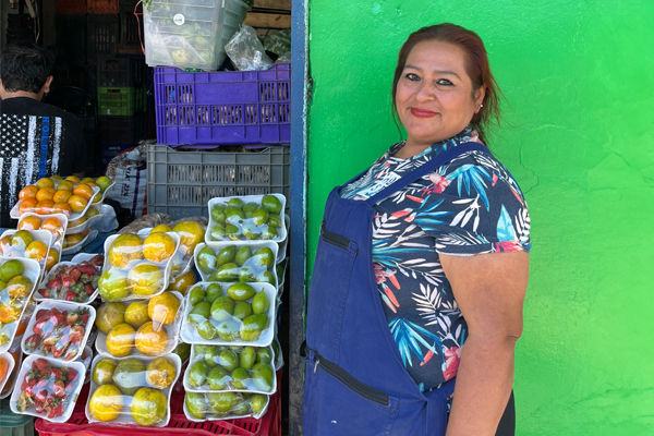 Obst- und Gemüsehändlerin Ana del Carmen Perdomo in El Salvador
