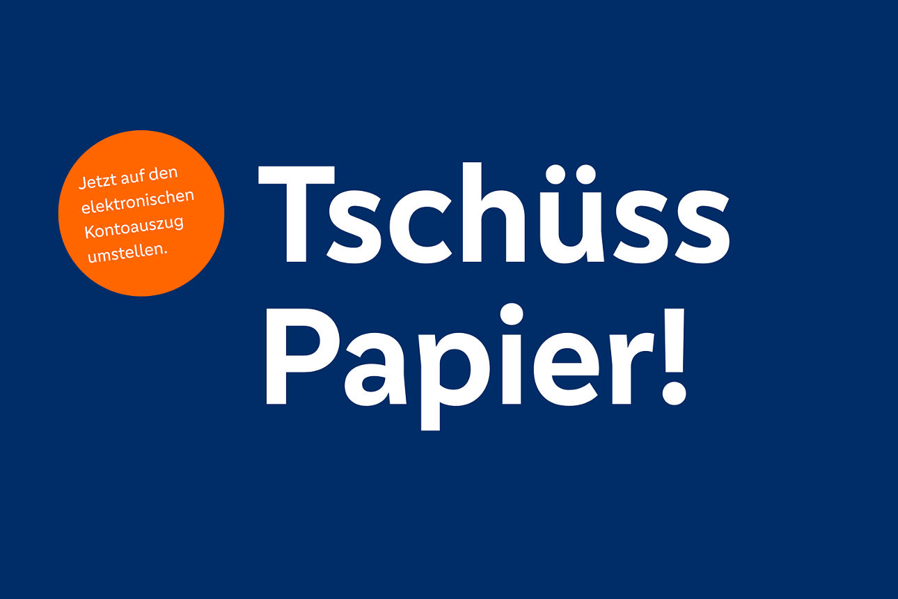 Schriftzug Tschüss Papier! auf blauem Hintergrund mit orangenen Banner