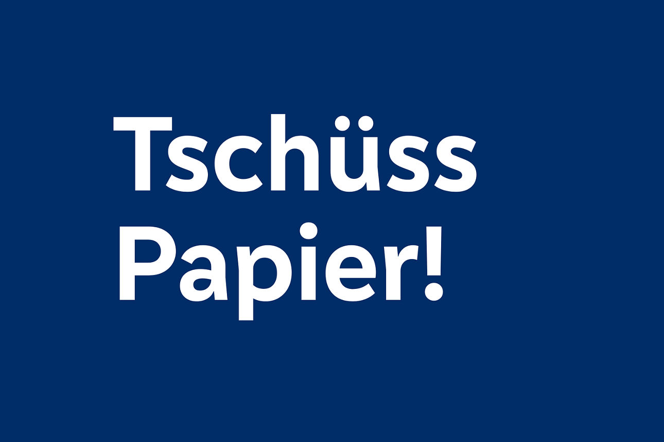 Weißer Schriftzug Tschüss Papier auf blauem Hintergrund