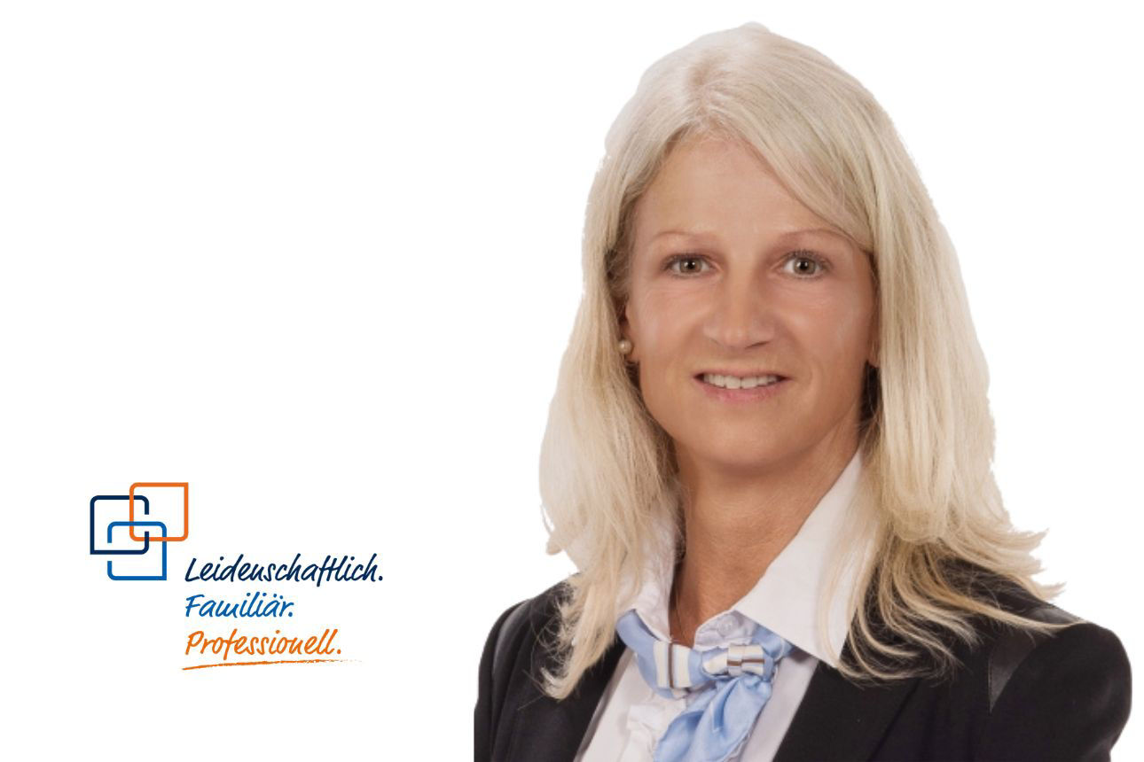 Porträt von Elisabeth Bartl, einer lächelnden Frau mit langen hellen Haaren und einem hellblauen Tuch. Daneben das Firmenlogo und der Slogan "Leidenschaftlich. Familiär. Professionell."