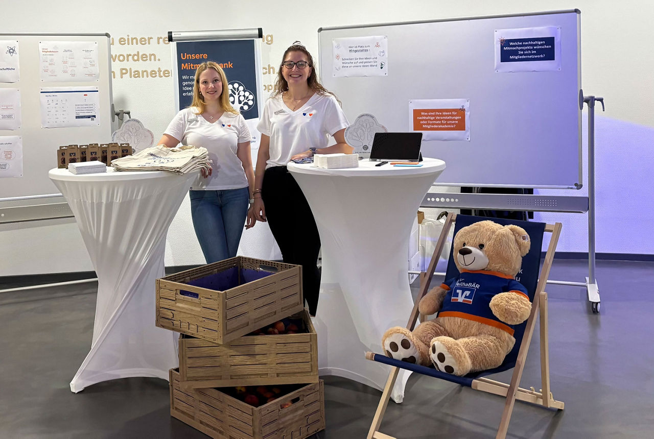 Ellen und Sina an ihrem Stand zum Thema Mitgliedschaft und Genossenschaft