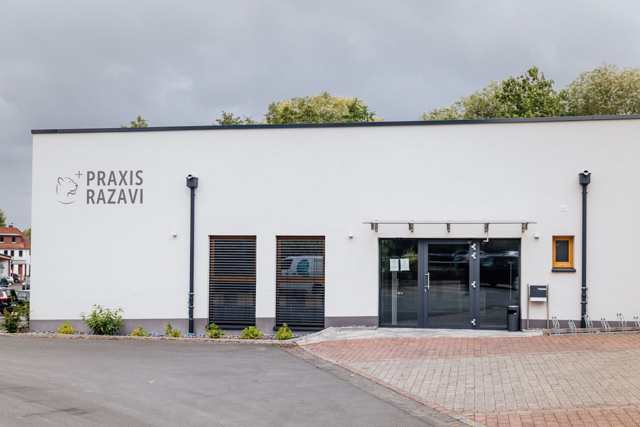 Außenaufnahme eines Gebäudes innerhalb des Projekts ELMLAND1 mit klarer Fassadengestaltung, großzügigen Fensterflächen und einem markierten Eingangsbereich. Die Aufnahme zeigt die fertige Struktur eines funktional genutzten Gebäudes im Projektumfeld.