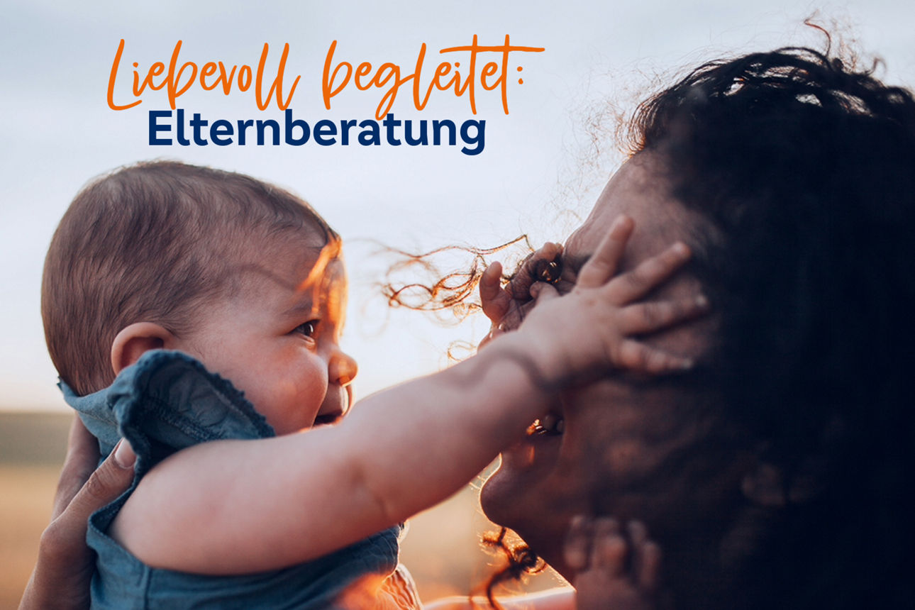 Ein Baby  in den Armen seiner Mutter