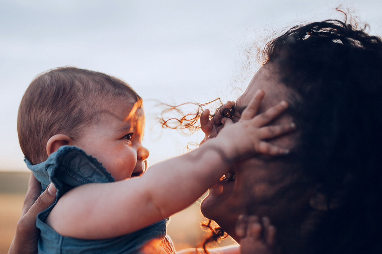 Eine Mutter hält ein Baby im Arm