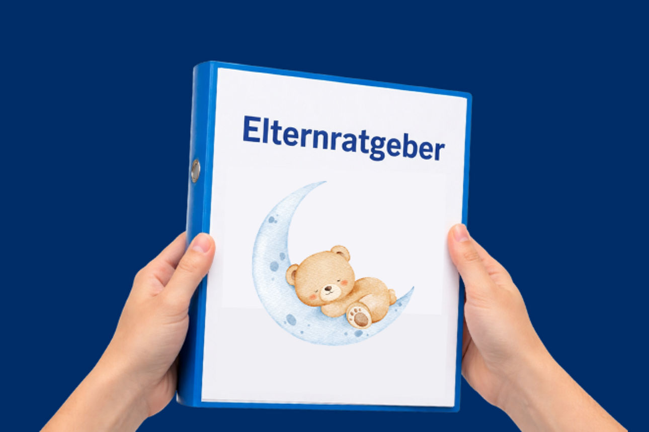 Hände halten einen Broschüre mit dem Titel Elternratgeber hoch