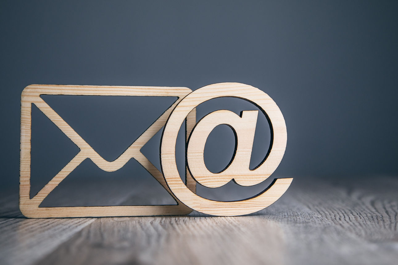 E-Mail und @-Symbol aus Holz
