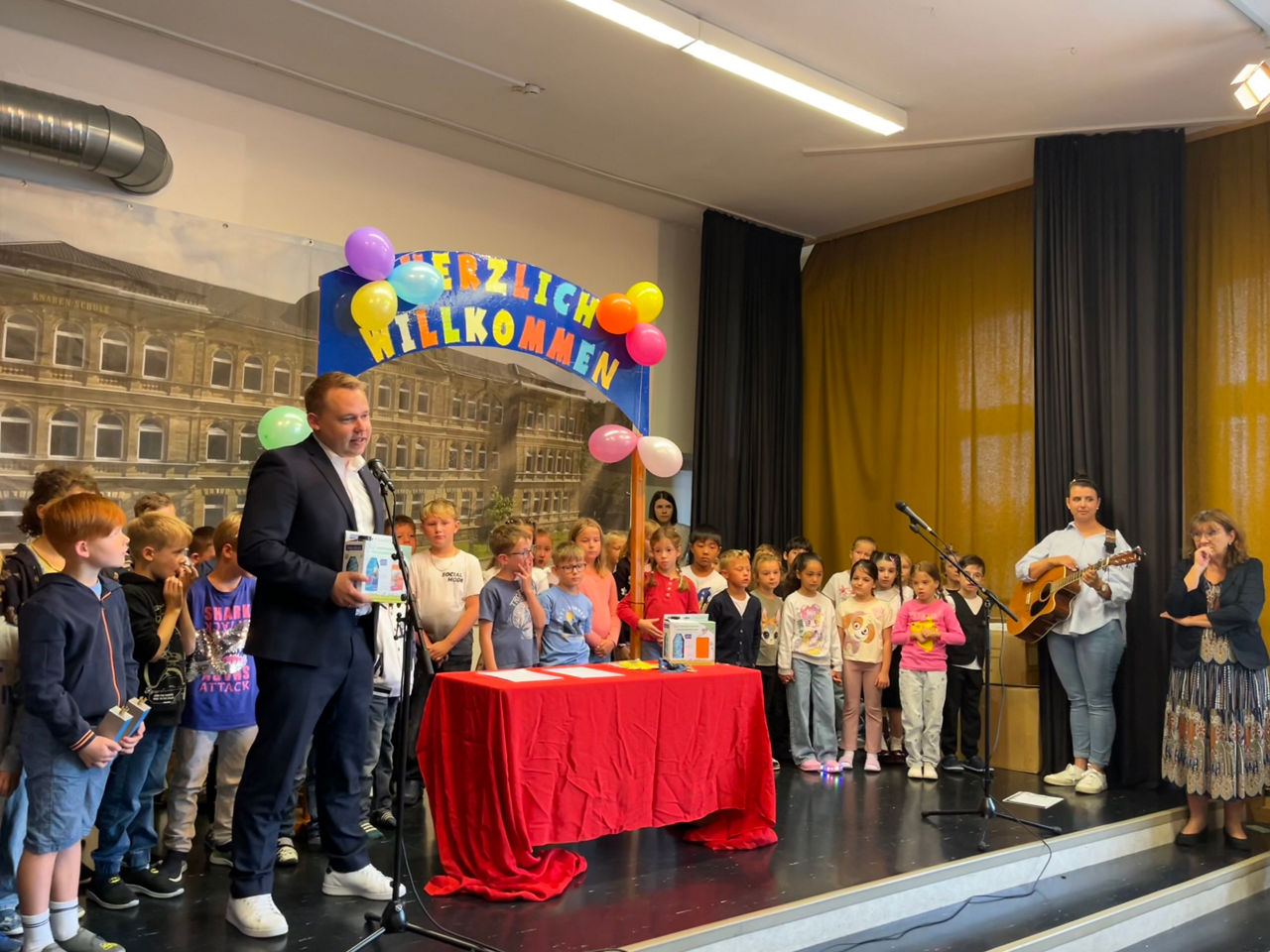 Übergabe Emil-Sets an Erstklässler in der Grundschule Lichtenfels
