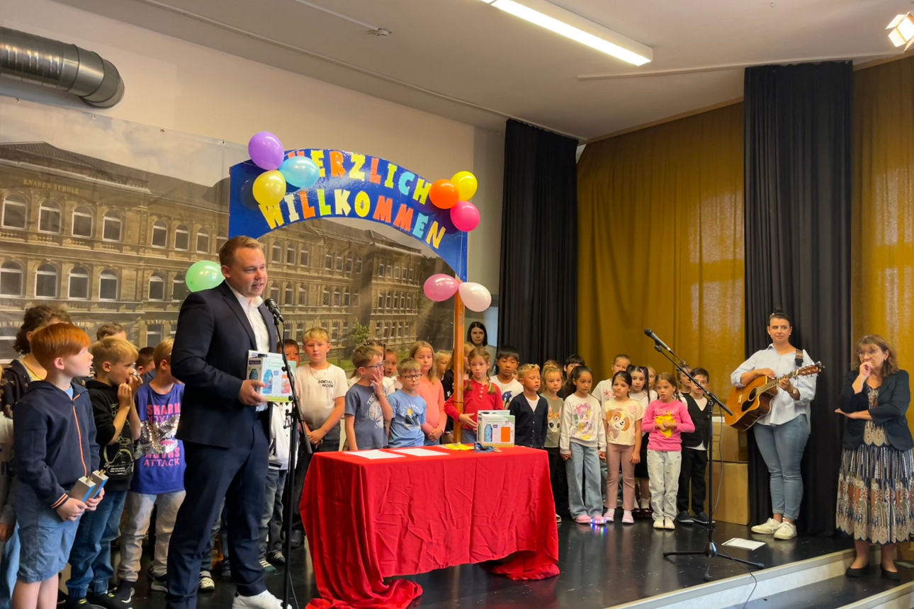 Übergabe Emil-Sets an Erstklässler in der Grundschule Lichtenfels