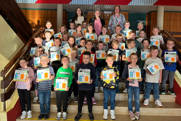 Kundenberaterin Katrin Kirsten übergibt die Emil-Sets an die Schüler der Albert-Blankertz-Schule Redwitz.