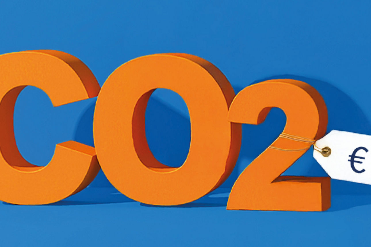 Grafik CO2 mit einem Euro Preisschild in orange mit blauem Hintergrund