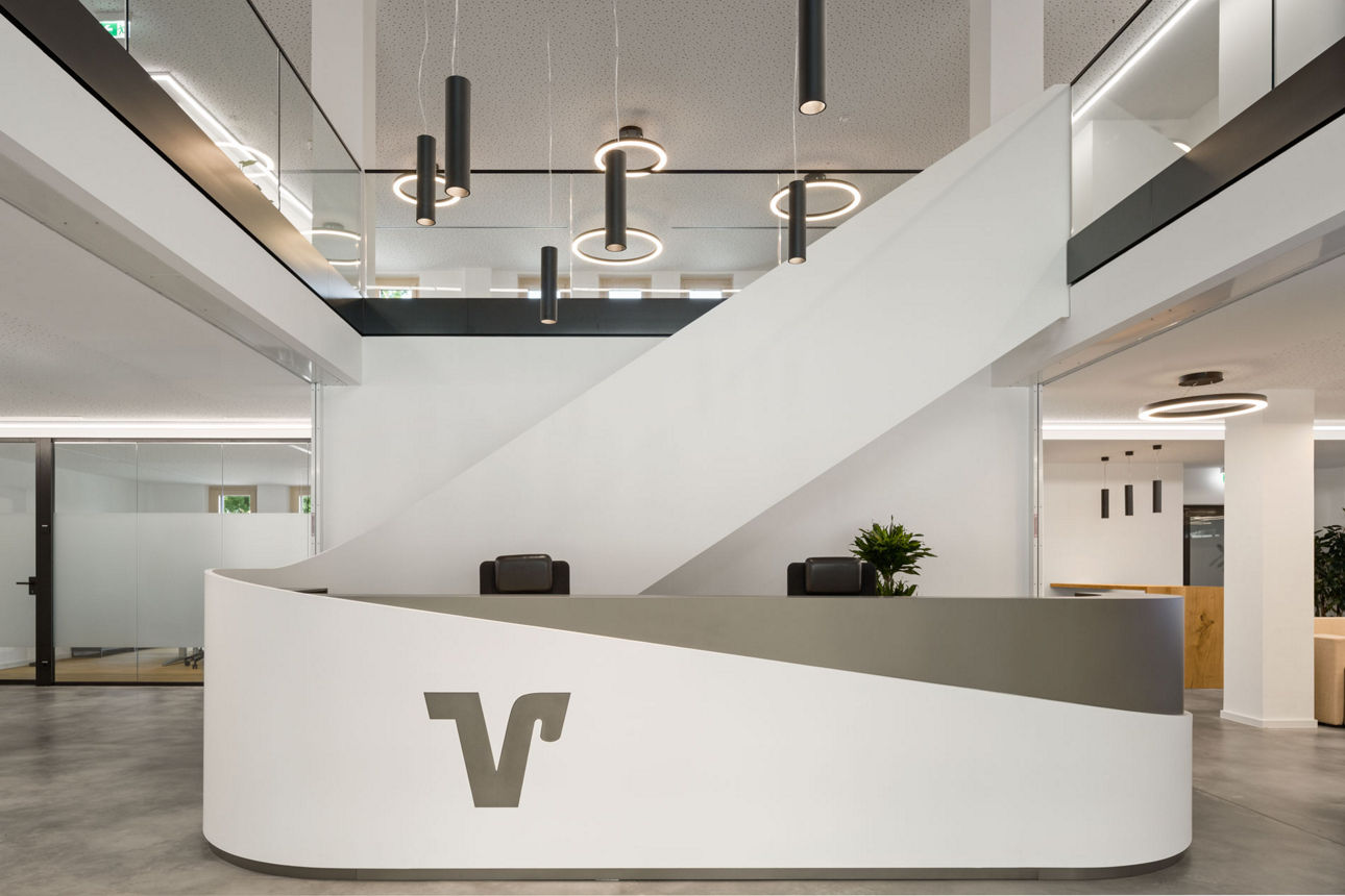 Zwei kleine Mädchen sitzen in einem Anhänger