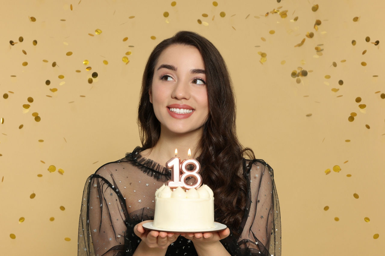 Frau hält einen Kuchen in der hand