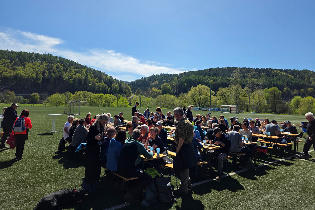 Am Ende der Wanderung traf man sich am Sportplatz Rathmannsdorf.