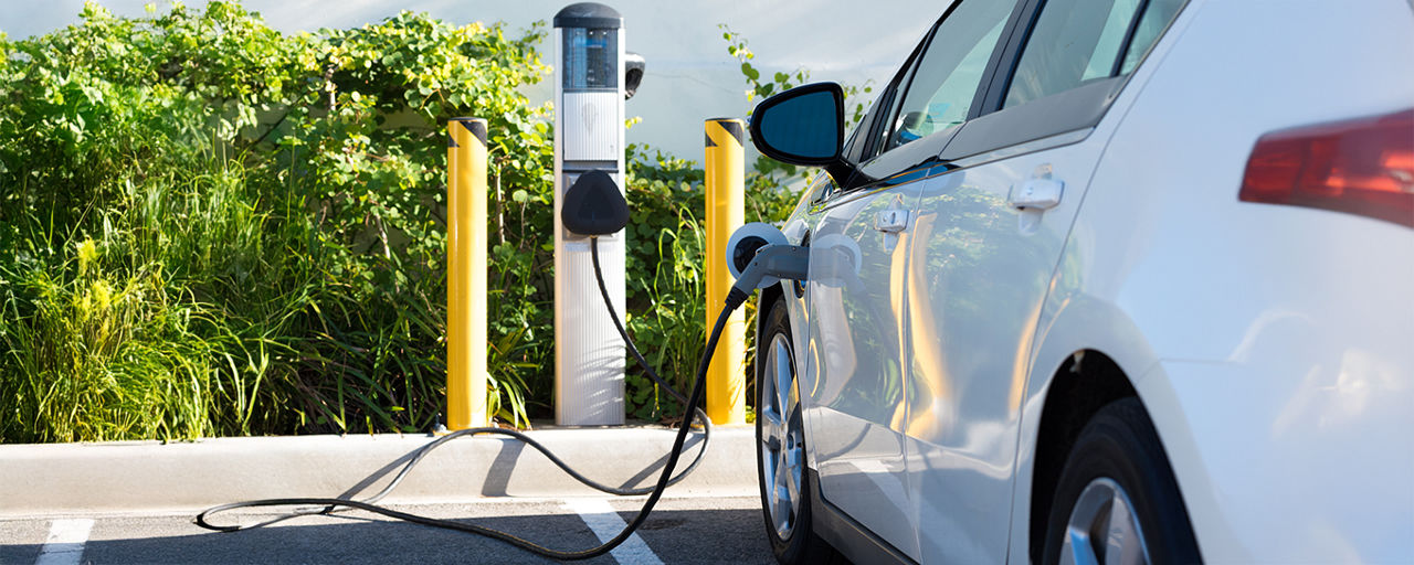 Ein Elektroauto beim Laden