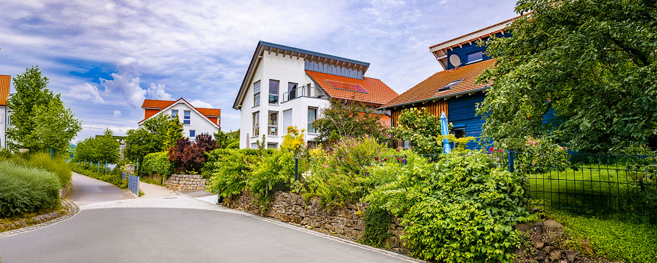 Haus mit Solaranlage auf dem Dach